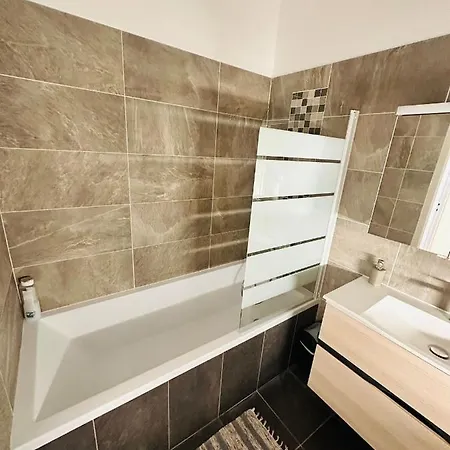 Lumineux Et Spacieux 2 Avec Parking Gratuit Dans La Rue Perpignan